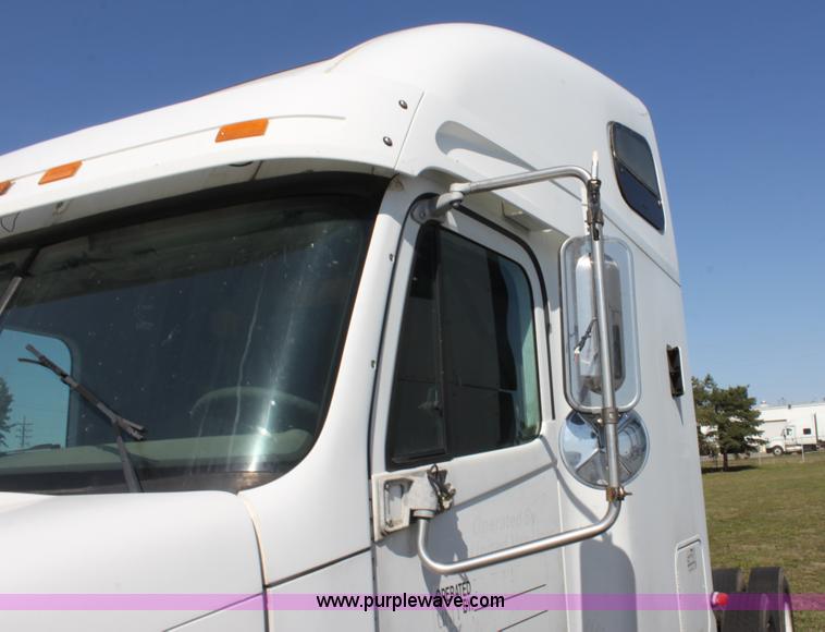 image for item E8124 2002 Freightliner Columbia semi truck