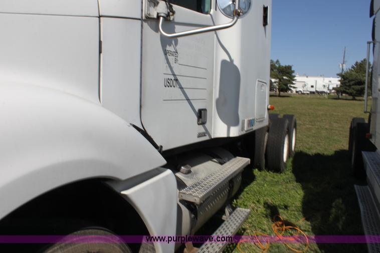 image for item E8124 2002 Freightliner Columbia semi truck