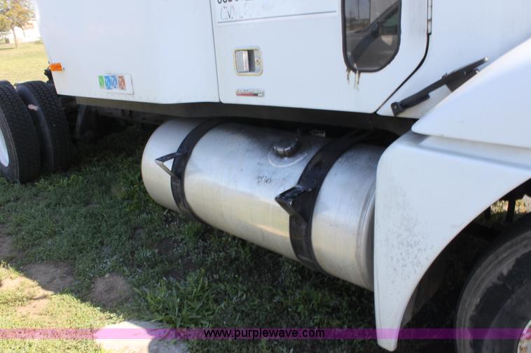 image for item E8124 2002 Freightliner Columbia semi truck