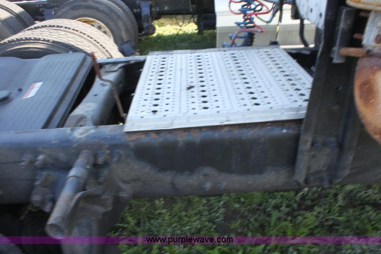 image for item E8124 2002 Freightliner Columbia semi truck