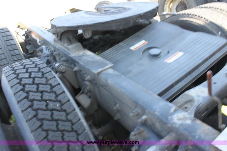 image for item E8124 2002 Freightliner Columbia semi truck