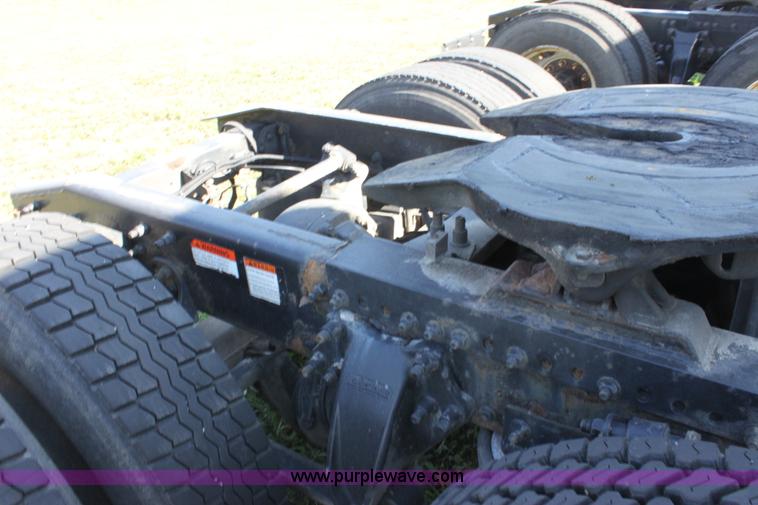 image for item E8124 2002 Freightliner Columbia semi truck