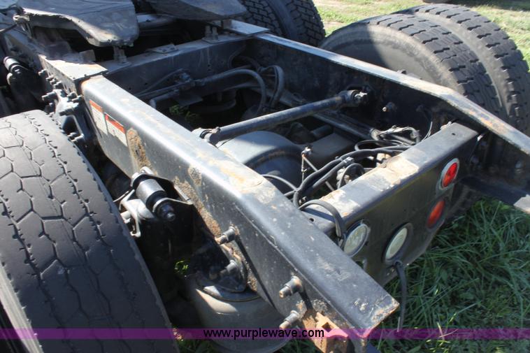 image for item E8124 2002 Freightliner Columbia semi truck