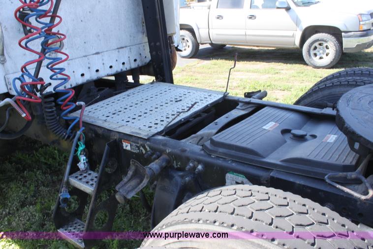 image for item E8124 2002 Freightliner Columbia semi truck