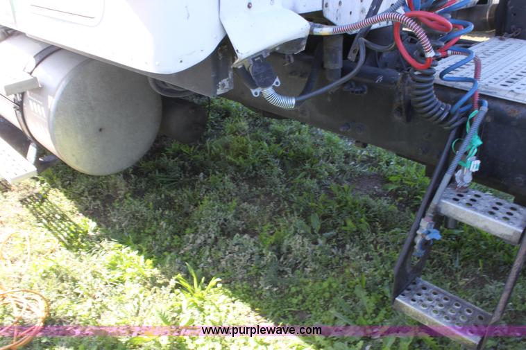 image for item E8124 2002 Freightliner Columbia semi truck