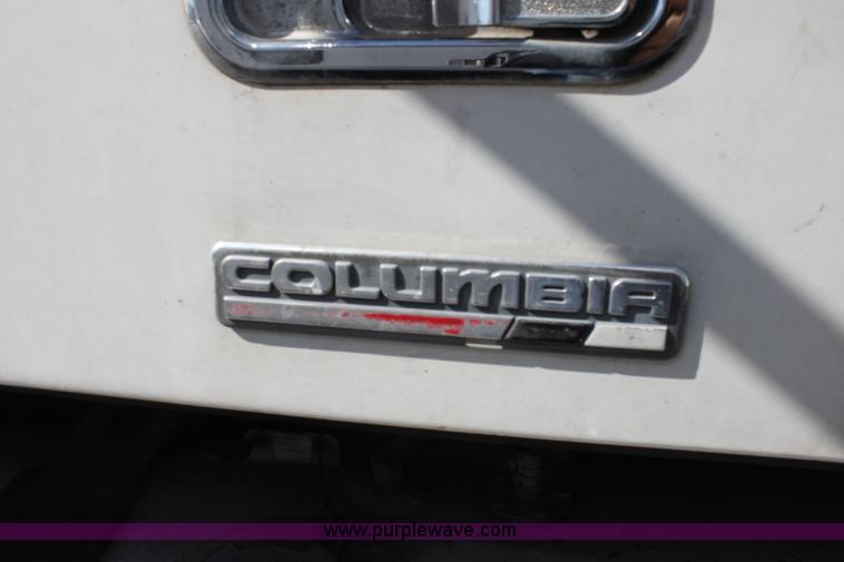 image for item E8124 2002 Freightliner Columbia semi truck