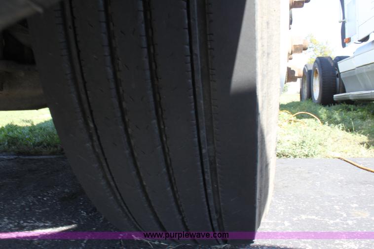 image for item E8124 2002 Freightliner Columbia semi truck