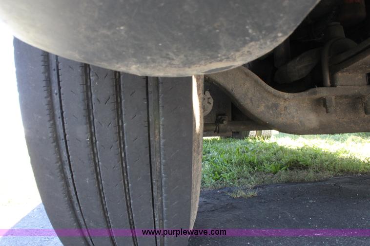 image for item E8124 2002 Freightliner Columbia semi truck