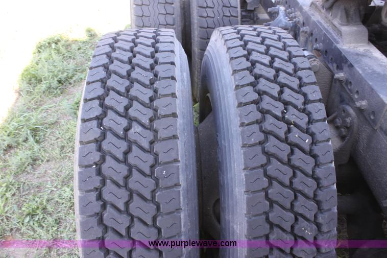 image for item E8124 2002 Freightliner Columbia semi truck