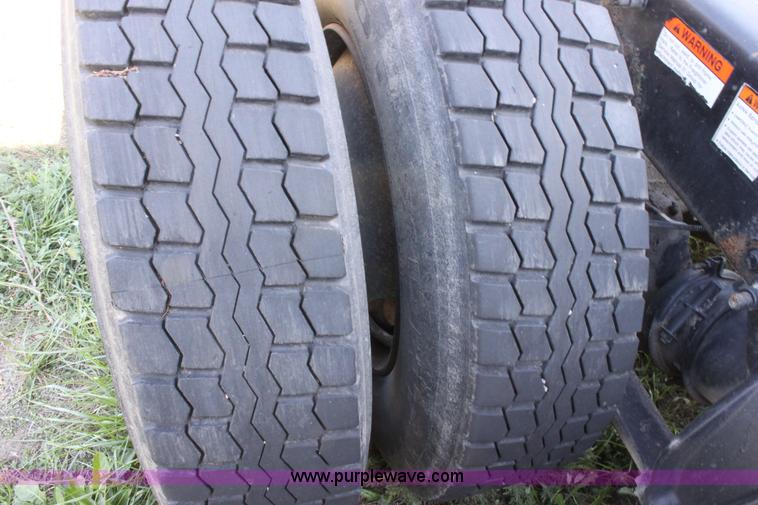 image for item E8124 2002 Freightliner Columbia semi truck