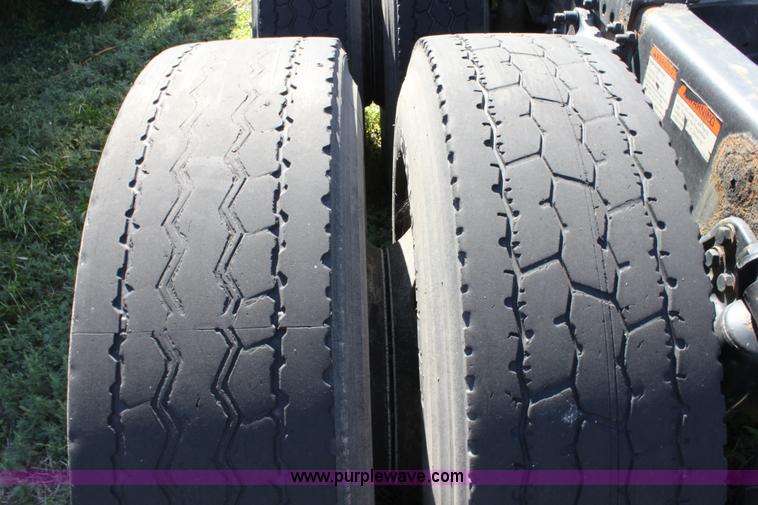 image for item E8124 2002 Freightliner Columbia semi truck