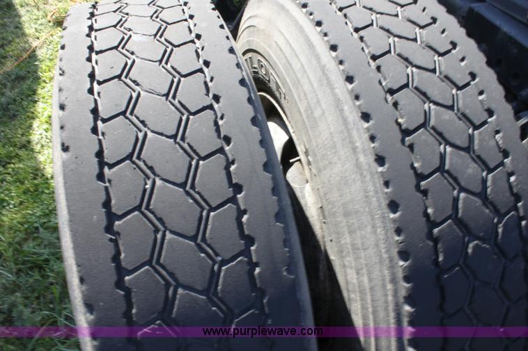 image for item E8124 2002 Freightliner Columbia semi truck