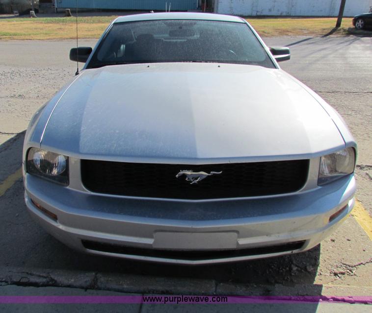 image for item E8182 2005 Ford Mustang