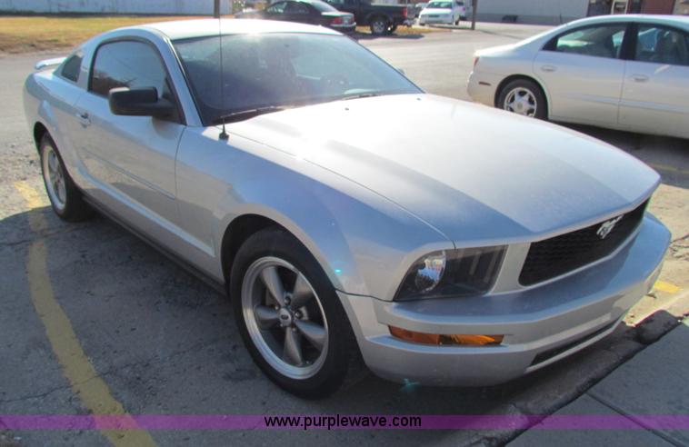 image for item E8182 2005 Ford Mustang