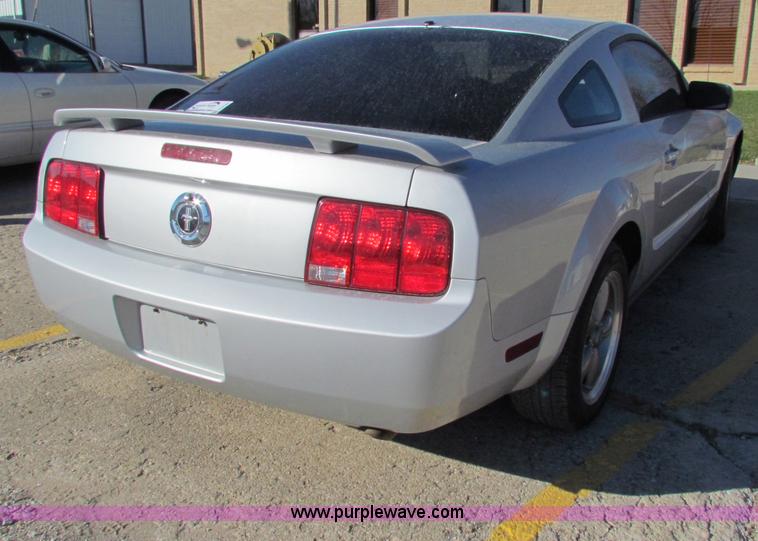 image for item E8182 2005 Ford Mustang
