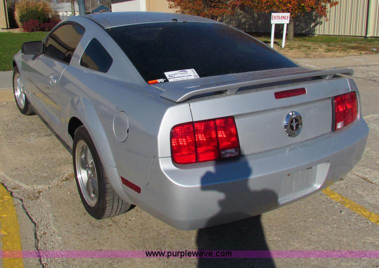 image for item E8182 2005 Ford Mustang