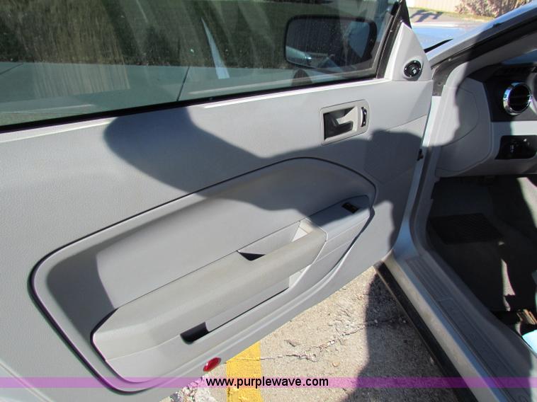 image for item E8182 2005 Ford Mustang