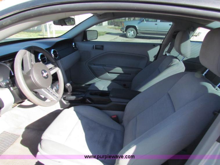 image for item E8182 2005 Ford Mustang