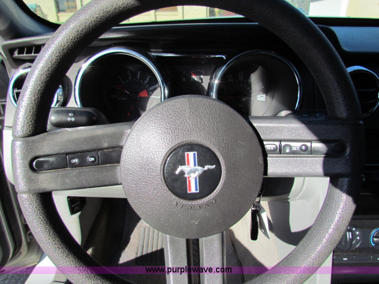 image for item E8182 2005 Ford Mustang