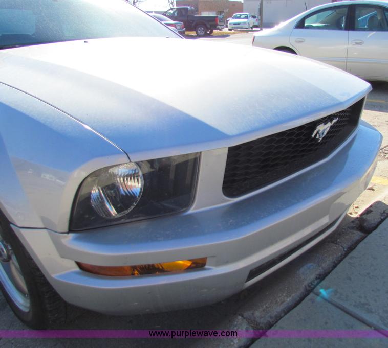 image for item E8182 2005 Ford Mustang