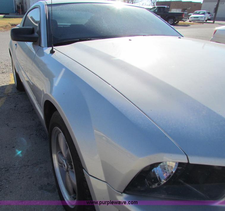 image for item E8182 2005 Ford Mustang