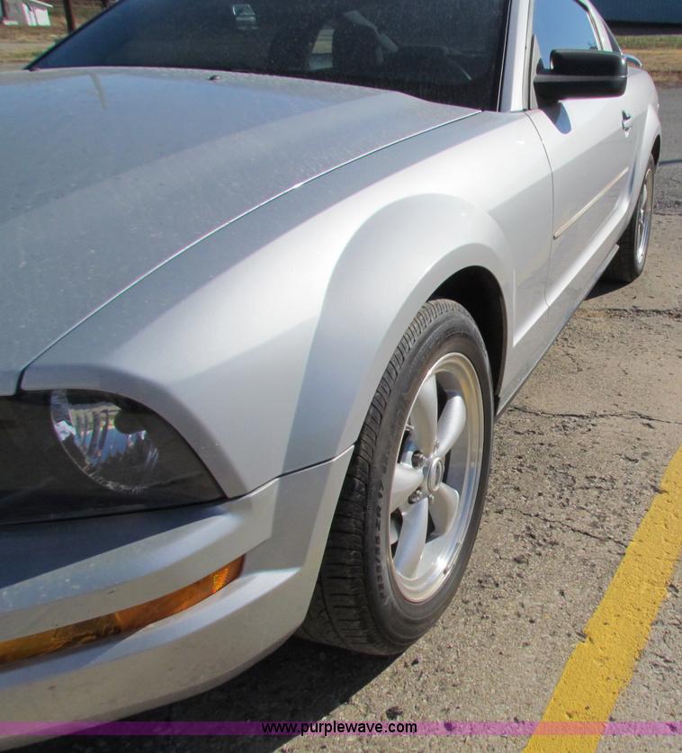 image for item E8182 2005 Ford Mustang