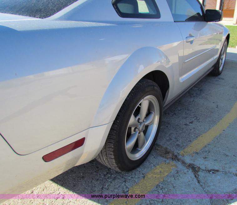 image for item E8182 2005 Ford Mustang