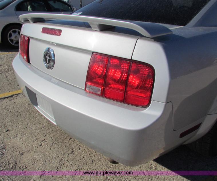 image for item E8182 2005 Ford Mustang
