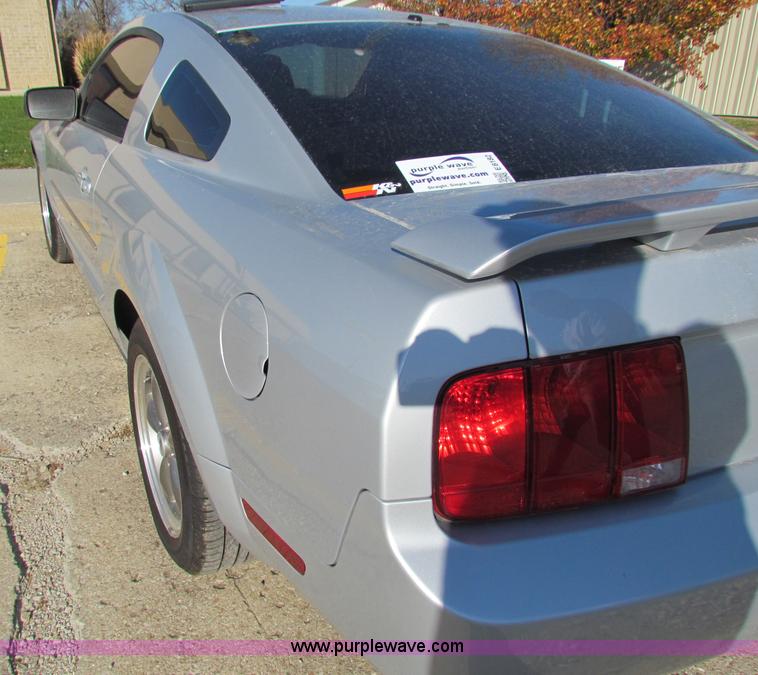 image for item E8182 2005 Ford Mustang