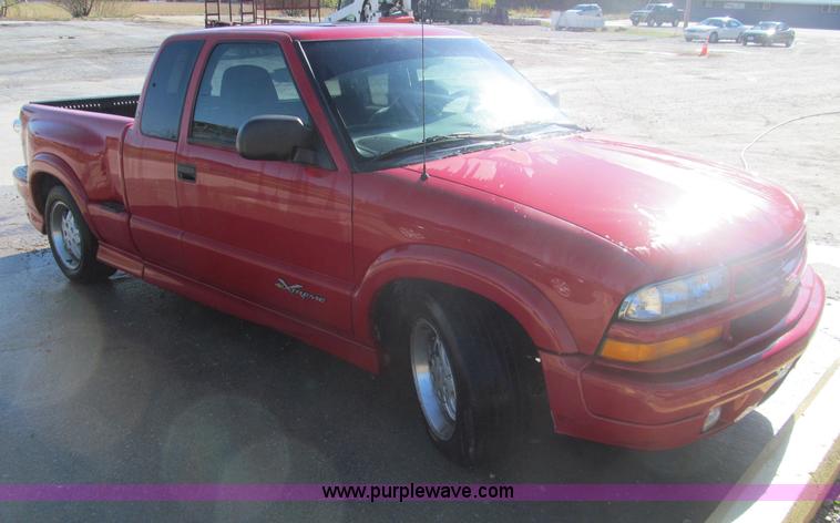 image for item F4672 2000 Chevrolet S10 Xtreme Extended Cab pickup truck