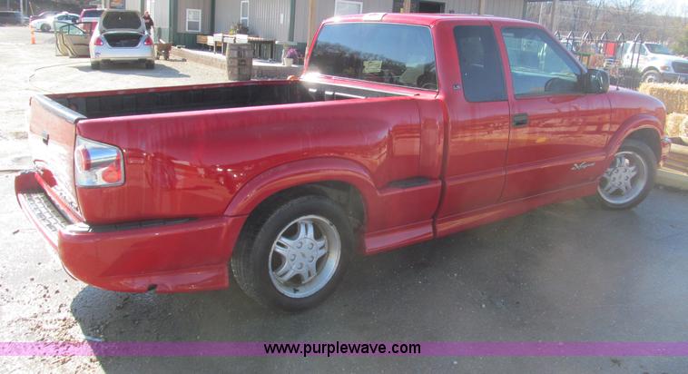 image for item F4672 2000 Chevrolet S10 Xtreme Extended Cab pickup truck