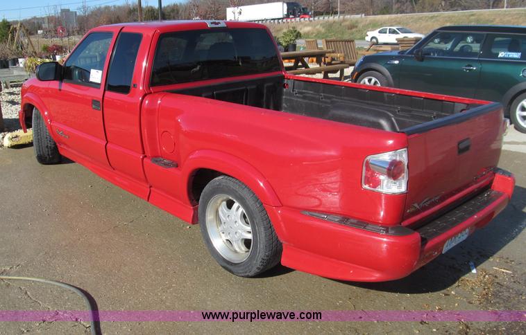 image for item F4672 2000 Chevrolet S10 Xtreme Extended Cab pickup truck
