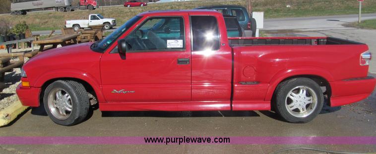 image for item F4672 2000 Chevrolet S10 Xtreme Extended Cab pickup truck