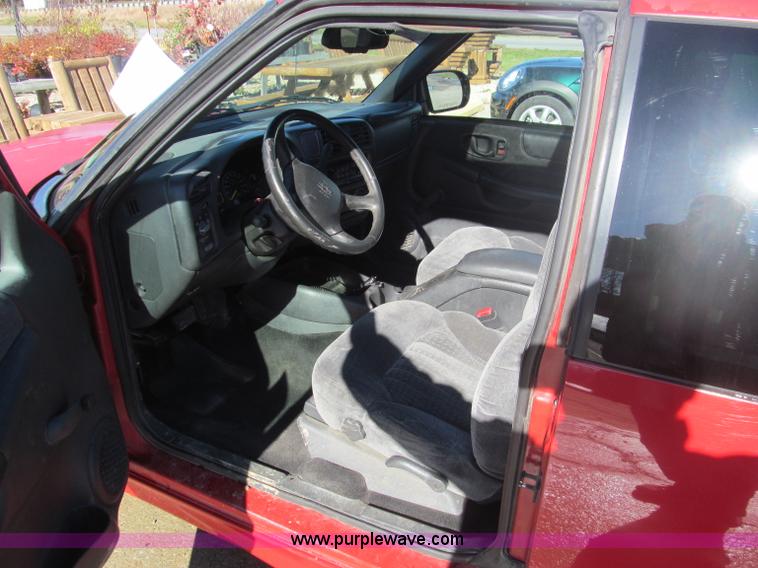 image for item F4672 2000 Chevrolet S10 Xtreme Extended Cab pickup truck