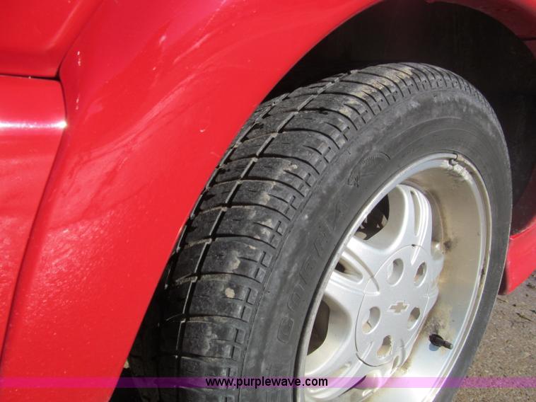 image for item F4672 2000 Chevrolet S10 Xtreme Extended Cab pickup truck