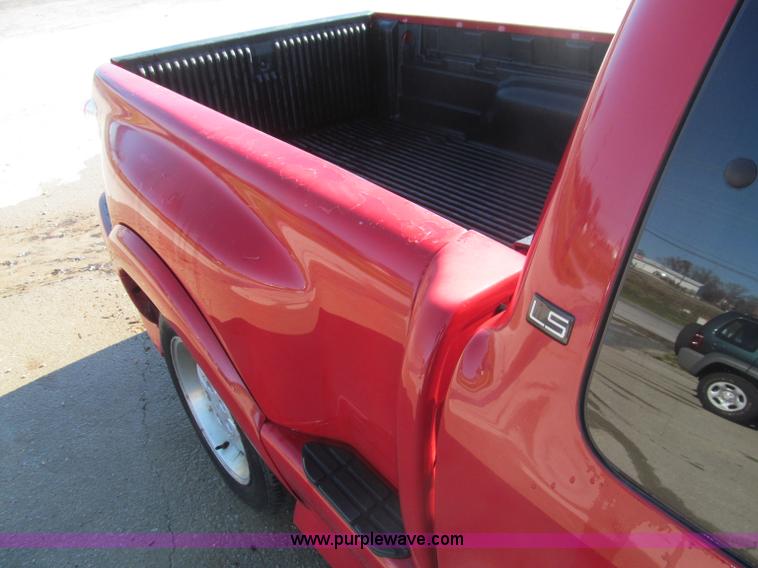 image for item F4672 2000 Chevrolet S10 Xtreme Extended Cab pickup truck