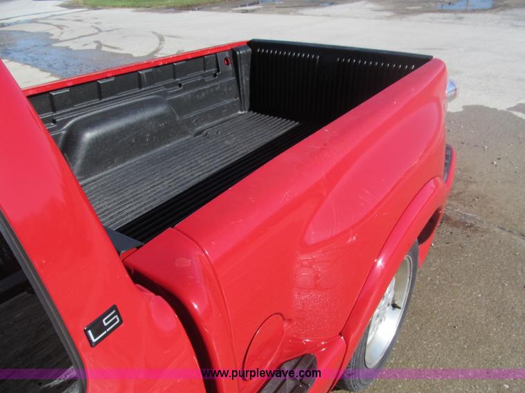 image for item F4672 2000 Chevrolet S10 Xtreme Extended Cab pickup truck
