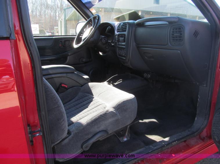 image for item F4672 2000 Chevrolet S10 Xtreme Extended Cab pickup truck