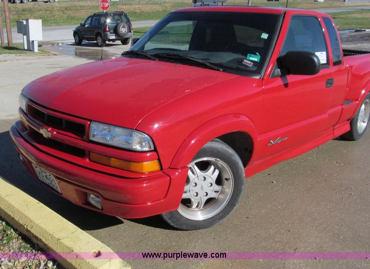 image for item F4672 2000 Chevrolet S10 Xtreme Extended Cab pickup truck