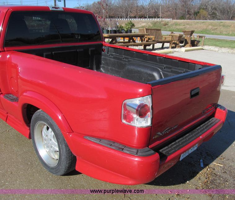 image for item F4672 2000 Chevrolet S10 Xtreme Extended Cab pickup truck