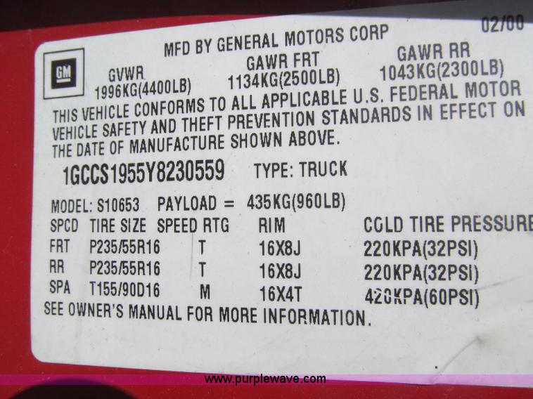 image for item F4672 2000 Chevrolet S10 Xtreme Extended Cab pickup truck