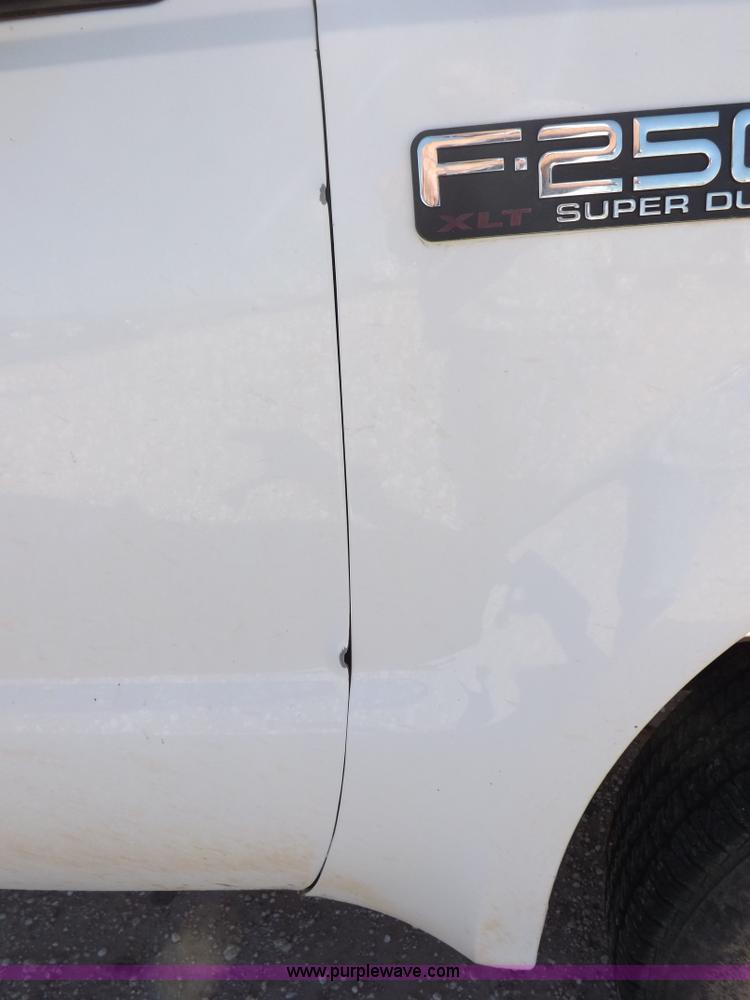 image for item F6304 2004 Ford F250 XLT Super Duty SuperCab pickup truck