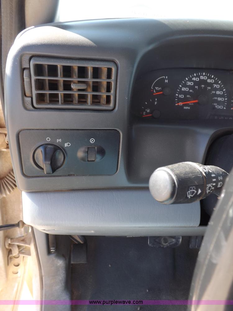 image for item F6305 2004 Ford F250 XLT Super Duty SuperCab pickup truck