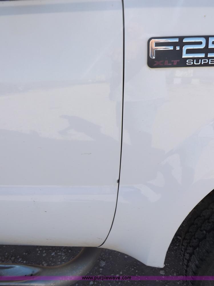image for item F6305 2004 Ford F250 XLT Super Duty SuperCab pickup truck