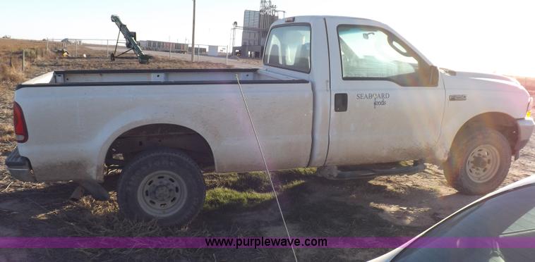 image for item F6311 2004 Ford F250 Super Duty XL pickup truck