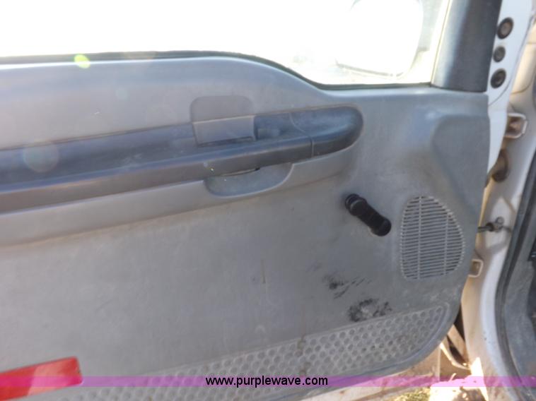 image for item F6311 2004 Ford F250 Super Duty XL pickup truck