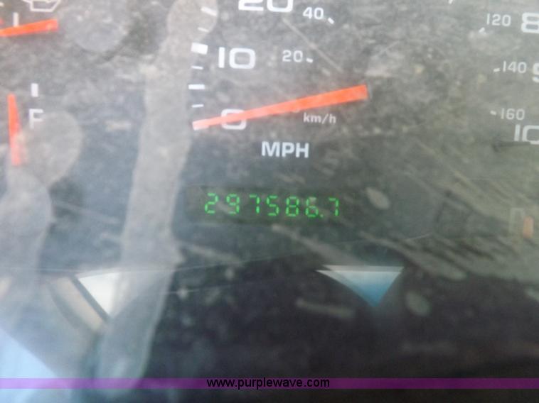 image for item F6311 2004 Ford F250 Super Duty XL pickup truck