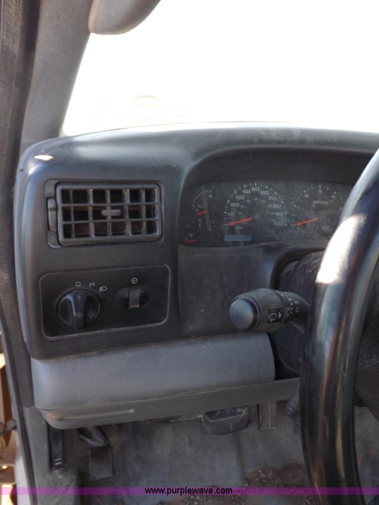 image for item F6311 2004 Ford F250 Super Duty XL pickup truck