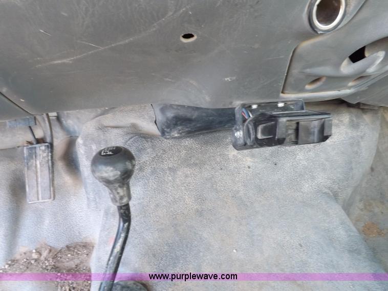 image for item F6311 2004 Ford F250 Super Duty XL pickup truck