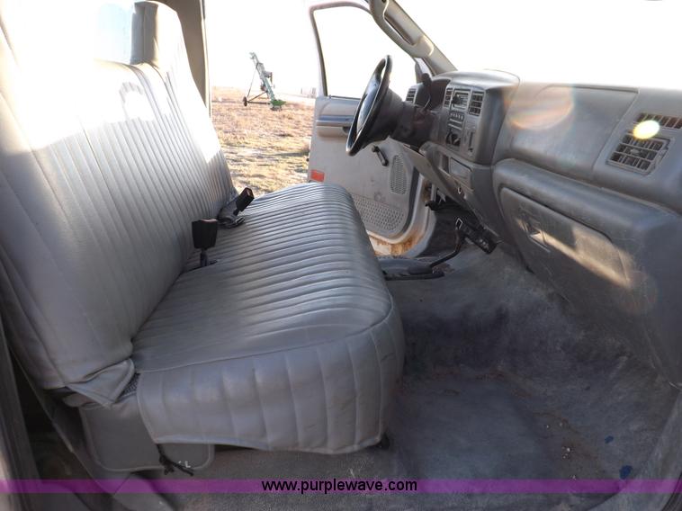 image for item F6311 2004 Ford F250 Super Duty XL pickup truck